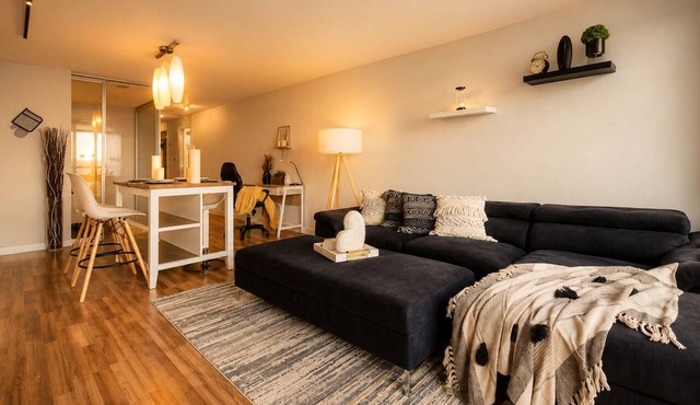 Lake View Haven | Steps to CN Tower | Parking in Toronto