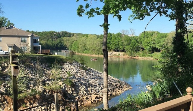 Lakefront Condo on Beautiful Lake Taneycomo with Amenities! in Branson