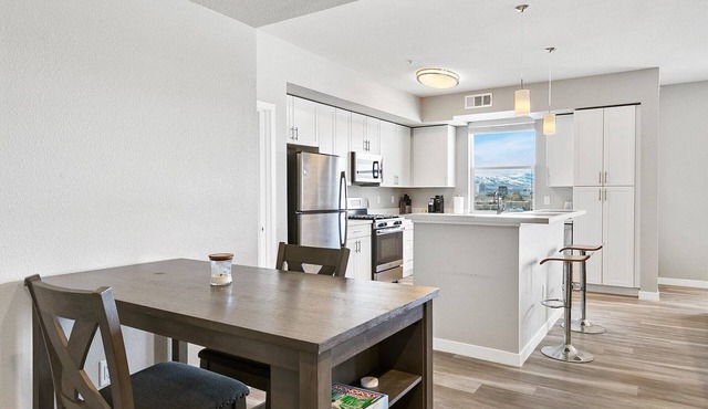 Lakefront Condo w/Jacuzzi, Rooftop near Mall, Casino, Theater w/City Views in Sparks