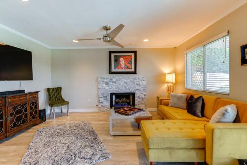 Lakefront Living! Huge Phoenix Home w/Pool Table in Phoenix