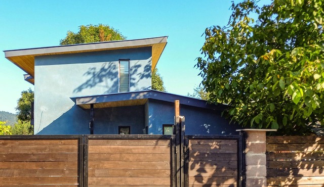 Loft House - 5 minutes to the City center. Pet-Friendly with isolated yard