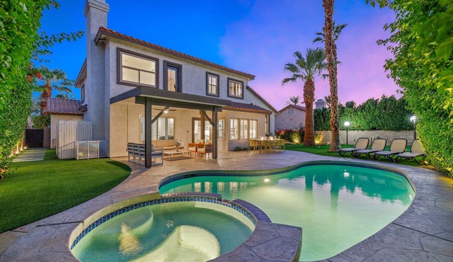 Lush Bliss Living - Private Yard, Walking distance to Coachella in Indio