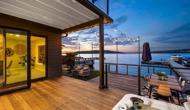 Luxe 4b3b Lakefront House w/Hot Tub & Kayak in Seattle