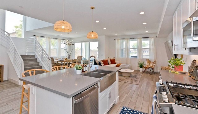 Luxe Lakefront Villa: Views, Heated Pool & Games in Indio