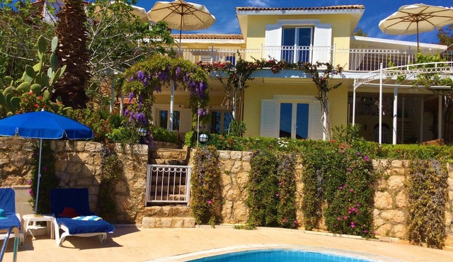 Luxury and comfort, peace and quiet. Pool, stunning seaview, garden and privacy. in Turkische Riviéra