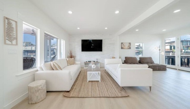 Luxury Beach Bungalow with Hot Tub - Steps to Sand and Pier in Hermosa Beach