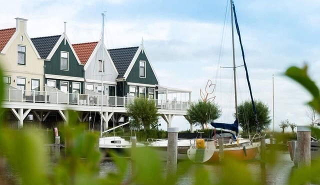 Luxury flat with 3 bedrooms, 3 bathrooms and glass veranda in Uitdam