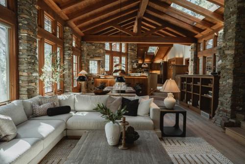 Luxury Nature Getaway Stone House by Casa Oso in Mariposa