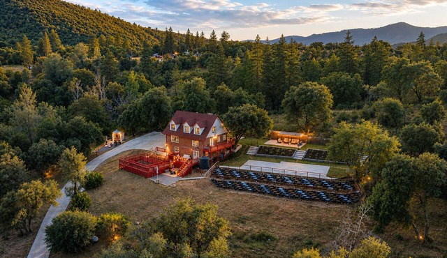 Luxury Retreat|Theater, Golf, Spa, Pit & Views in Ahwahnee