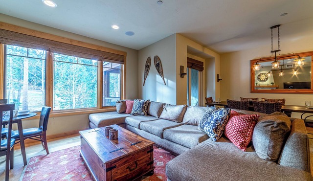Luxury Townhome w/Jacuzzi & Private Patio 413 in Mammoth Lakes