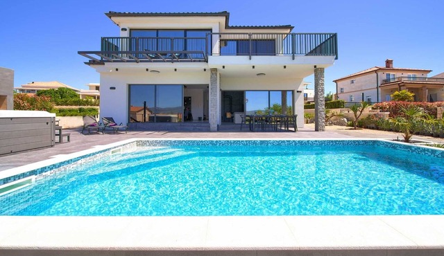 Luxury villa Lucija with heated pool in Linardići