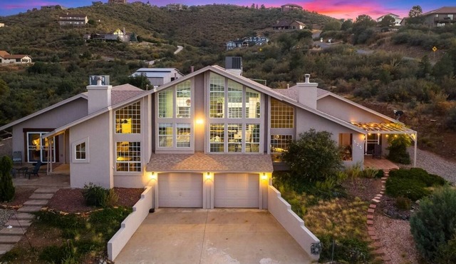 Lynx Lake Luxe Vacation Rental Wrapped in Modern Elegance | 6-BR House , Prescott | Sleeps 22 Hot Tub Game Rm EV Charger Horse Stalls in Prescott