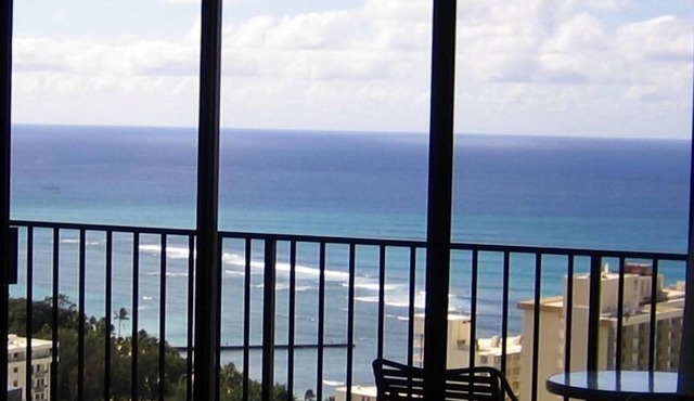 Magnificent Ocean View Penthouse, FREE PARKING-NEW Pool, Hot Tubs, Sauna, BarBQs in Honolulu