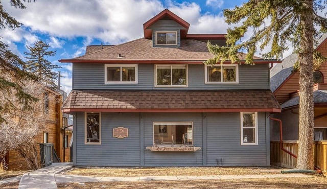 Massive Mountain House in heart of BANFF-Sleeps 23 in Banff