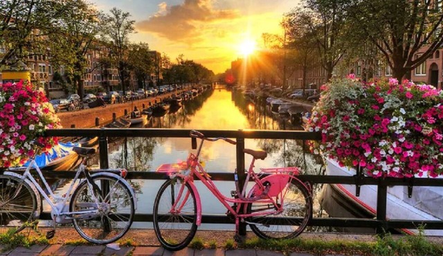 Meters from Utrechtsestraat & Rembrandt Square-5 Storey Canal House with garden in Amsterdam