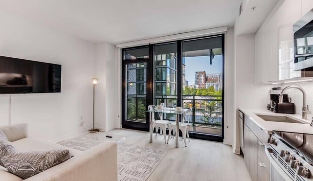 Mins from Metro Red Line 1 BR Bal | Capitol Hill in Washington