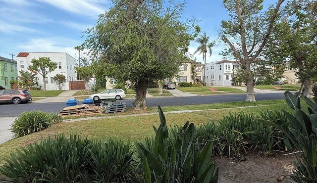 Modern 2Br + Sofa Bed + 2Bth in Miracle Mile in Los Angeles