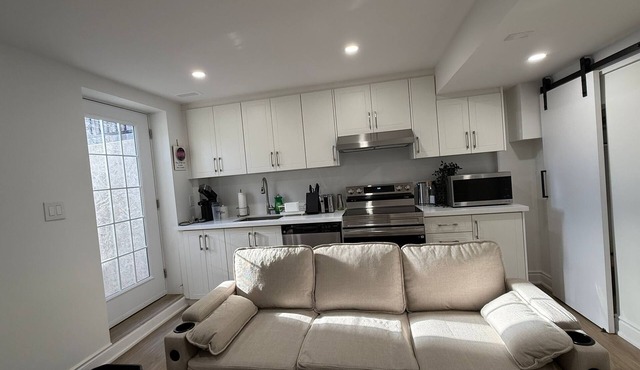 Modern 2BR Suite w/Kitchen in Hamilton