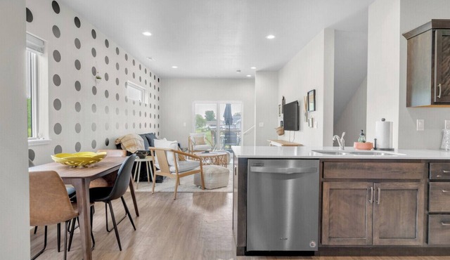 Modern 3 Bed/3.5 Bath Townhome Near Lost Island Water/Theme Park in Waterloo