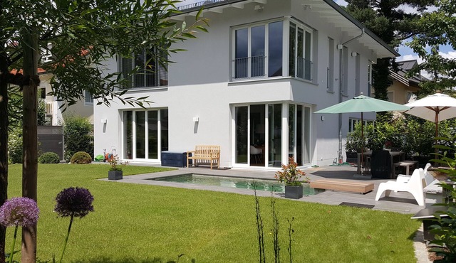 Modern, cozy villa with pool and garden in München