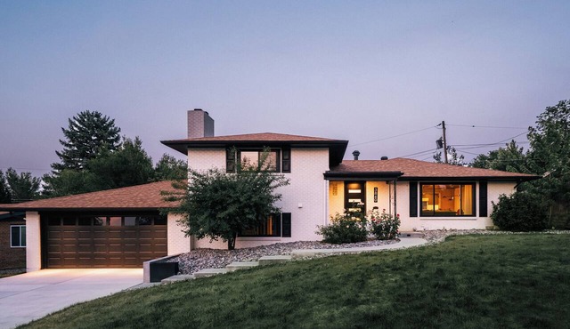 Modern family retreat with hot tub, sauna and game room near Denver in Wheat Ridge