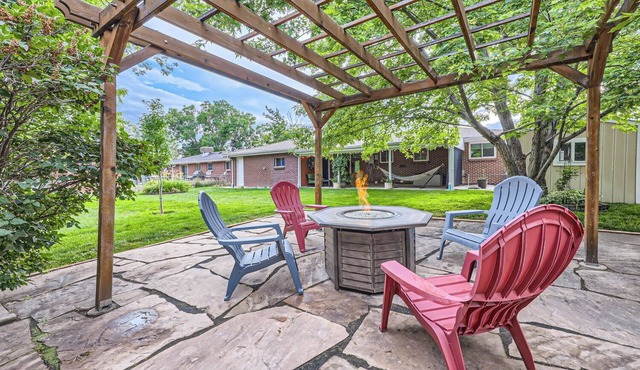 Modern home 4BR/2BAW/Arcade, Ping-Pong&Foosball. Close to Denver and Boulder. in Arvada