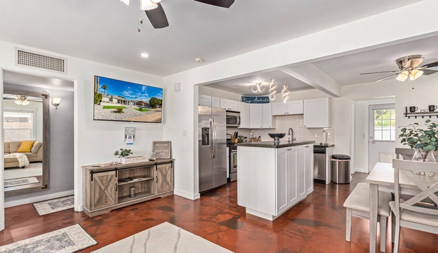 MODERN LIVING! CAMELBACK EAST-BILTMORE HOME in Phoenix
