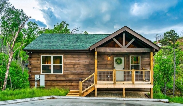 Modern Mountain Cabin! Hot Tub! Near Downtown! in Gatlinburg