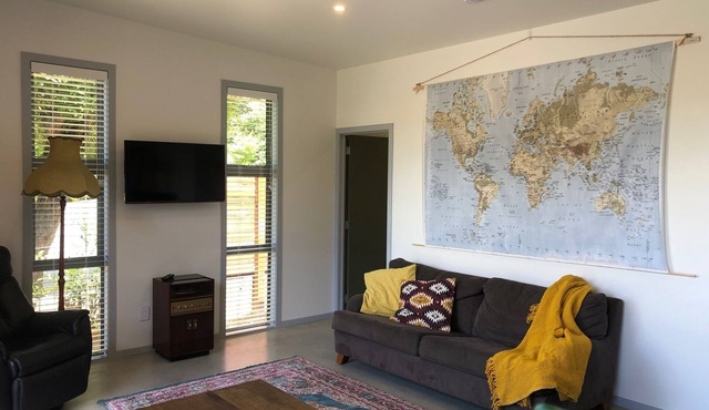 Modern Redwoods Retreat, Sauna and Gym, Mountain Bike Trails at Your Door in Lynmore