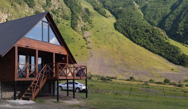 Mountain Serenity at cozy, Kazbegi Chalet