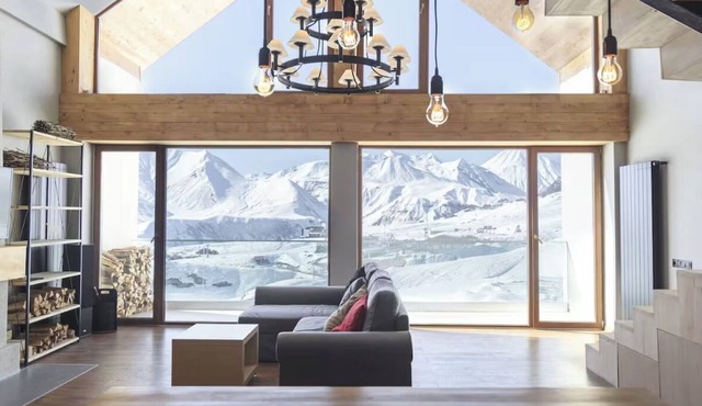 Mountain-view duplex with fireplace near lifts, Ski in Ski out