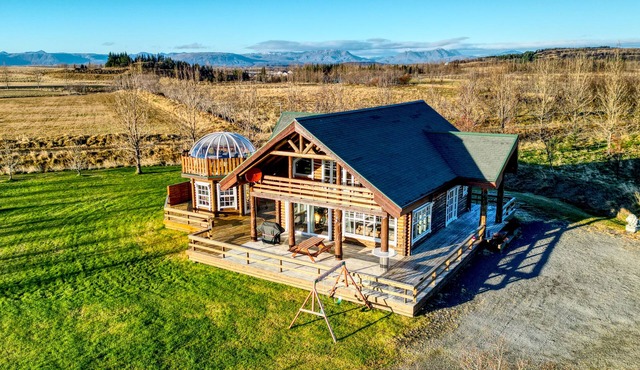 Mountain Villa is a beautiful cabin located on large private property. in Flúðir