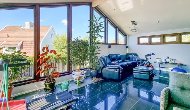 Move into this large vacation home with short distances to the sea and Gothenburg. in Västra Frölunda
