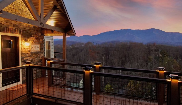 Mt. LeConte Views! 3 King Beds! Hot Tub! 2 Miles to Parkway! Pool! in Gatlinburg