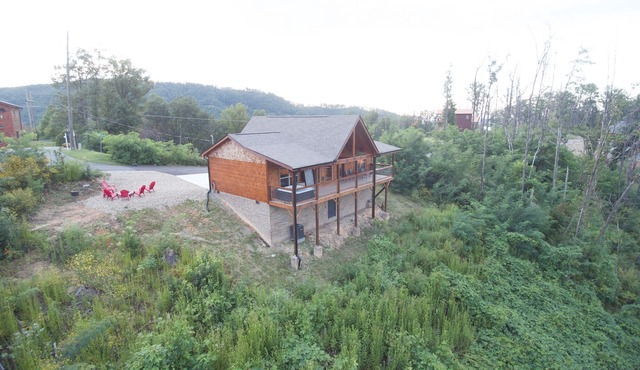 Mt. LeConte Views! Cosy Luxury Cabin, Fire Pit, Hot Tub, Outdoor Pool, Location in Gatlinburg