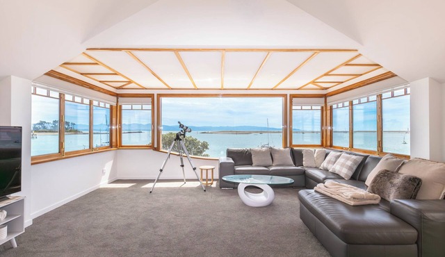 Nelson Waterfront Apartment, Stunning Harbour Views, Walk to Beach & Restaurants in Nelson