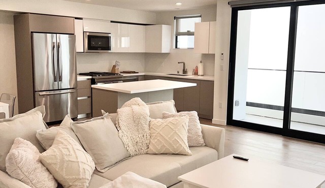 *New* Beautiful Beverly Hills Condo w/parking in Beverly hills