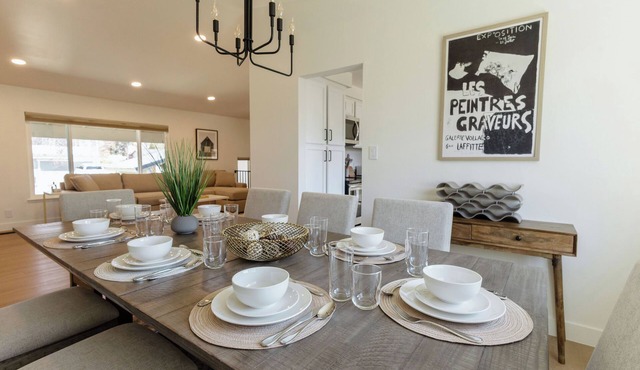 NEW! Chic+Cozy, Sleeps 14, King Bed, Work Desk, Tahoe 30 min, Mt Rose Ski 20 min in Reno