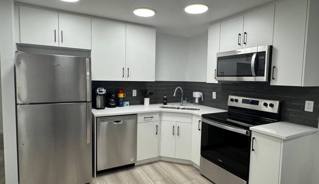 New Cozy 2 BR suite w/king bed in Calgary