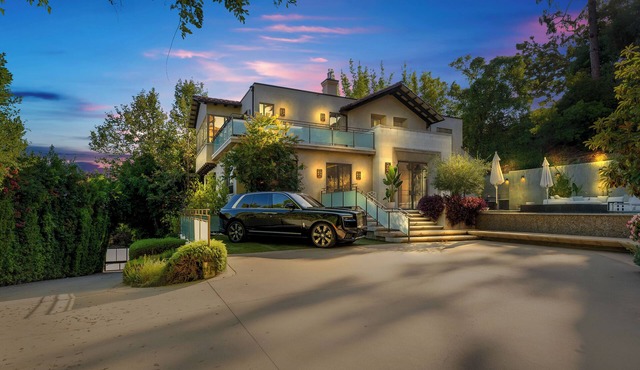 New Gated Compound w Infinity pool & spa, Steam room, Gym, Theater & City views! in Los Angeles