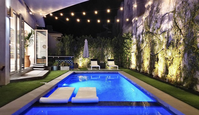 NEW LISTING! Sophisticated Modern Retreat in Hollywood Hills. in Los Angeles