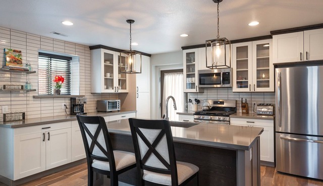 Newer Spacious 4 bed, 4 bath, game room, deck, patio, 2 porches in Denver