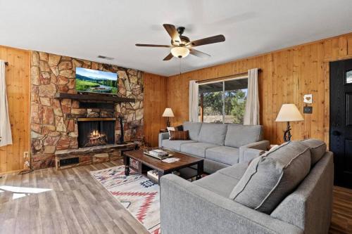 Newly Remodeled Pet Friendly Strawberry Cabin in Pine