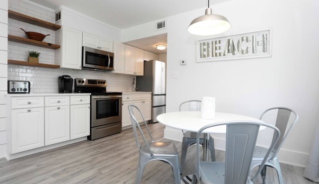 Newly renovated Beach Block Condo with Pool in Cape May