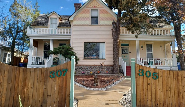 NOB HILL PRINCESS - Best Downtown Location! .Trees, Sunsets & Views! in Prescott