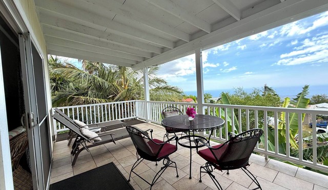 Ocean View, Full Kitchen, Gorgeous Top Floor Suite surrounded by Tropical Garden in Kailua-Kona