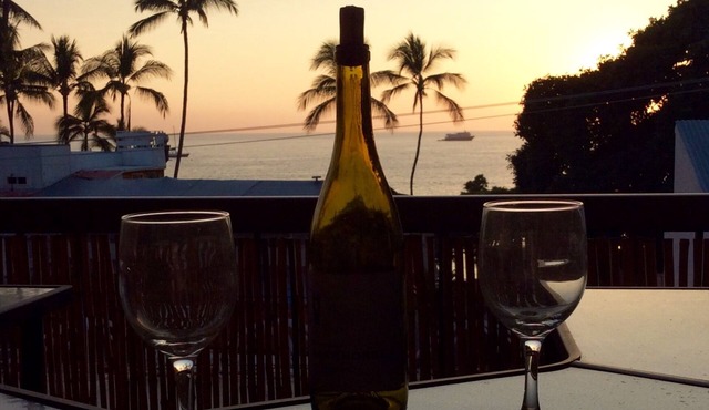 Oceanfront -Waterview 1 BedroomCondo Heart of Town at Kona Plaza walk to Ironman in Kailua Kona