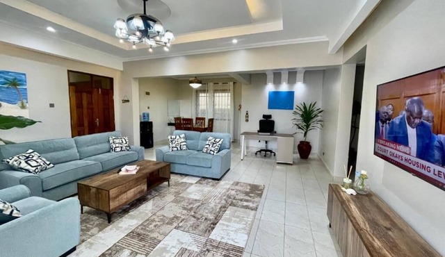Oceanview Zuri Penthouse-Meters from the beach in Mombasa