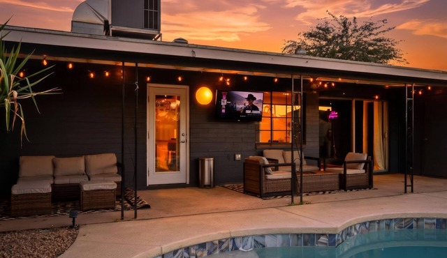 Old Town Scottsdale Retreat - Private Pool + Putting Green + Office & Outdoor TV in Scottsdale