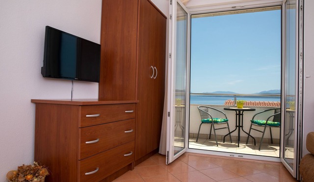 One bedroom apartment near beach Igrane, Makarska (A-18069-c) in Igrane